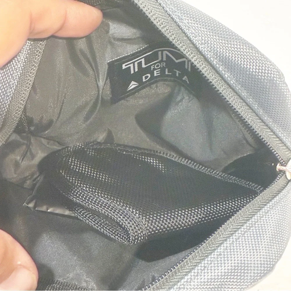 TUMI for DELTA Airlines Travel Storage Toiletry Bag Nylon Softcase Face‎ Mask
